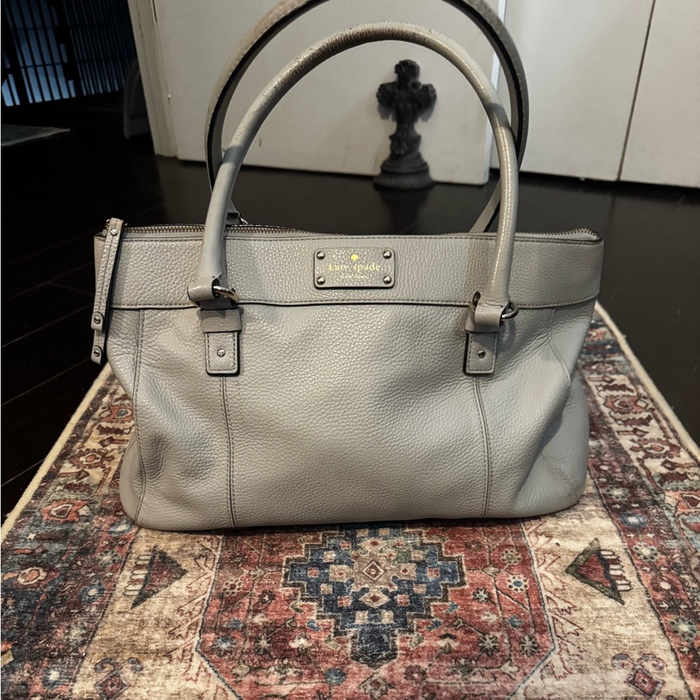 KATE SPADE EUC GRAY PURSE THAT IS USED BUT STILL HAS A LOT OF LIFE LEFT!SEE PICS